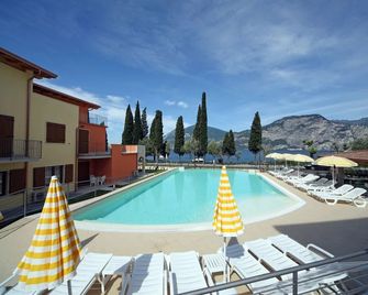 Atlantide Villaggio Albergo - Brenzone - Басейн