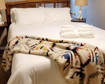 NEW!! Sleeps 4 with Hotel style check-out on 12 acres - Littleton - Bedroom