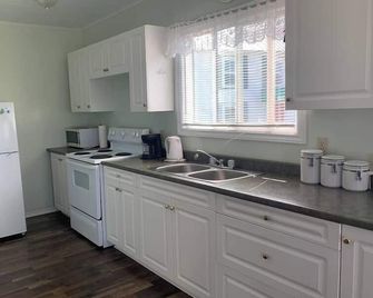 Hillside Cottage - Twillingate - Kitchen