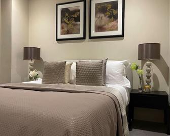 High End 1 Br Apt, 2 Beds Desirable Chigwell Chcl F3 - Chigwell - Bedroom
