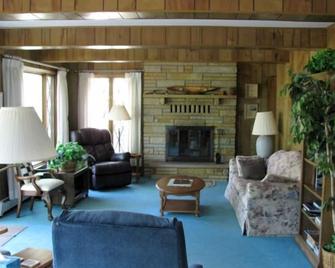 Elysian River Escape:Relax in the Hammock and Watch Spring Unfold by the River - Grayling - Living room