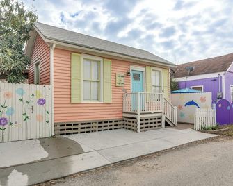 1 Mi to Beach: Colorful Cottage in Galveston! - Galveston