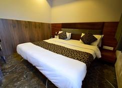 The Lake Palace - Ahmedabad - Bedroom