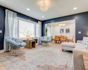 Professionally Designed 4BD Central location - Murfreesboro - Living room