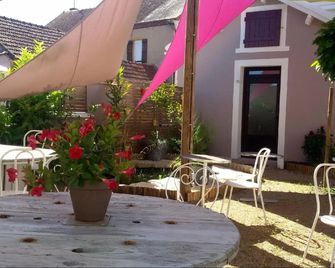 Le Merle Blanc - Digoin - Innenhof
