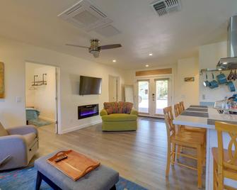 Old Town Cottonwood Cottage with Yard, Pets Welcome - Cottonwood - Living room