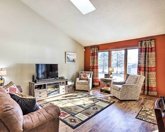 Beaver Dam Lake Retreat w/ Fire Pit & Dock! - Beaver Dam - Huiskamer