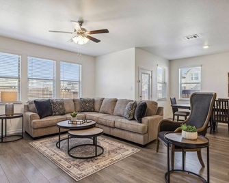 TCH - Spacious 5bd/3ba home in Celina w/ Workspace - Celina - Living room