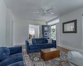 Welcome to the Blue Bungalow; Your home away from home! - Louisville - Sala de estar