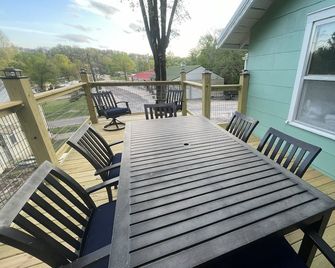 Historic Bagnell Jailhouse Cabin • Osage River/Lake Ozark • Near Bagnell Dam - Eldon - Balcón