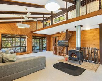 The Treehouse On Hardys - Killcare - Living room