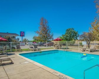 Motel 6-Redding, Ca - North - Redding - Pileta