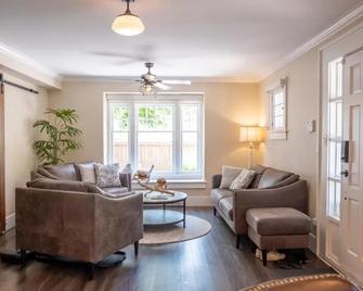 Kelowna Bed & Breakfast - Chatham House - Kelowna - Living room