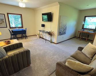 Quiet Apartment in Beautiful Setting - Cheboygan - Living room