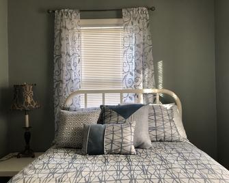 Stay Awhile! Welcoming 2 Bedroom 1 Bath Home - Dayton - Bedroom
