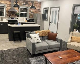 2 Bedroom - Convenient & Comfy Downtown Apartment - Marshall