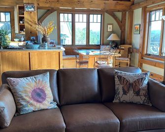 Farm Stay with animals in beautiful Timber Frame House in the Foothills of W. NC - Rutherfordton - Living room