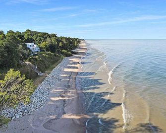 Sleepy Hollow Beach Resort Introduces Cottage 6a - South Haven - Beach