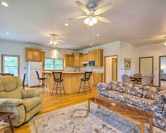 Charming Boydton Retreat about 5 Mi to Kerr Lake! - Boydton - Living room
