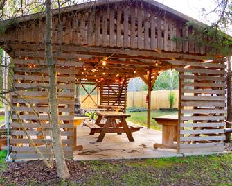 Glamping Cabin 2 - near Spring Hill & Franklin - Columbia - Patio