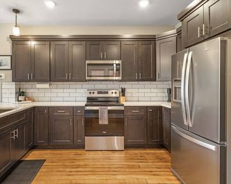 Modern condo in the heart of uptown Butte - Unit A - Butte - Cozinha