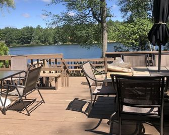 Newlyremodeled cottage-100ftsandybeach frontage;2free kayaks&paddleboat-sleeps12 - Traverse City - Balcony