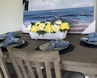 2 Bedroom Cottage Sanibel Island Near Beach-Great! Newly renovated & refurnished - Sanibel - Restaurant