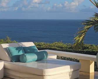 Panoramic view of Crocus Bay; spacious; private; heated pool - The Valley - Balcón