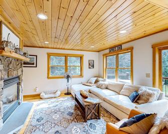 English Woods Enchantment - Bethel - Living room