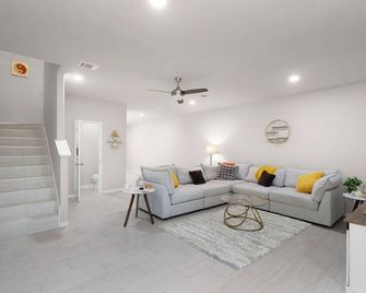 3BR 2 & half Bath Townhouse Modern Spacious Retreat Near Lake Conroe! - Conroe - Living room