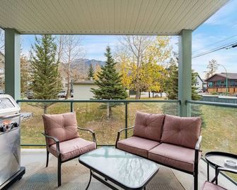 Polar Peaks Hot Tub Pool Gas Fireplace - Radium Hot Springs - Balkon