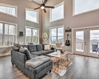 Scenic Hillside Cabin in Sylva w/ Hot Tub & Views! - Sylva - Huiskamer