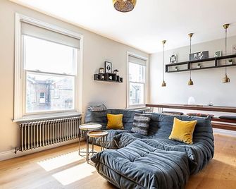 Rustic and Contemporary Haven in Brixton - London - Living room