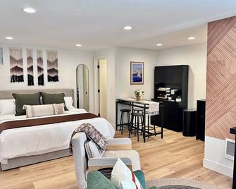 Studio by the Sound - King Bed • Fire Pit • EV Charger • Pet Friendly - Seattle - Habitación