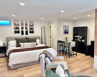Studio by the Sound - King Bed • Fire Pit • EV Charger • Pet Friendly - Seattle - Bedroom