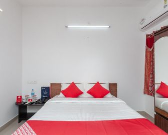 OYO Greenways Residential Homestay - Purnankuppam - Bedroom