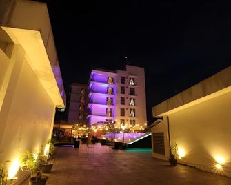 Maestro Hotel Pontianak - Pontianak - Edifício