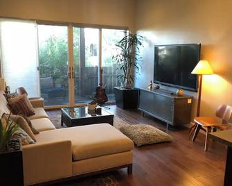 Beautiful Cottage, hot tub, in great neighborhood - سان فرانسسكو - غرفة معيشة