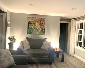 Waterfront Cottage - Brunswick - Living room