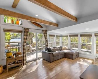 Mombasha Lake House - Monroe - Living room