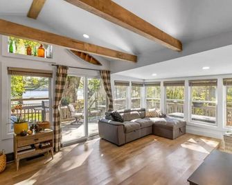 Tranquil Waterfront Retreat on Mombasha Lake - Monroe - غرفة معيشة