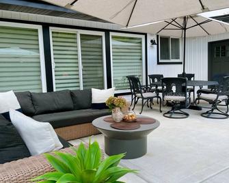 Hot Tub And Sauna At 'chic Hideaway'' Paw Paw Lake Golf Club Across The Street - Watervliet - Patio