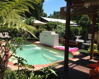 Coach House Inn - Bright - Piscina