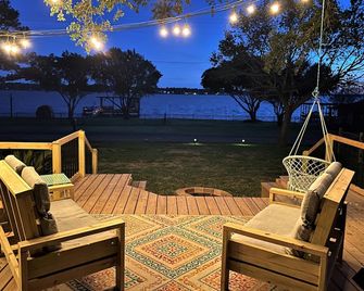 Amazing Lake Views - Modern Luxury, Pet-Friendly, Cowboy Pool, 2 King Beds! - Livingston - Patio