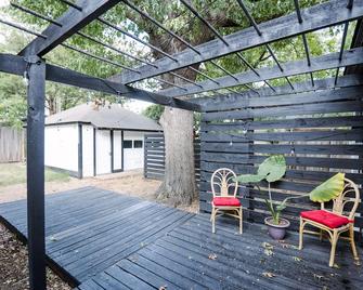 1-Bed w/Private Entrance, quarters attached to main house, 10 Min from Downtown! - Dallas - Pátio