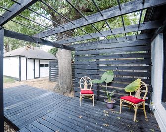 1-Bed w/Private Entrance, quarters attached to main house, 10 Min from Downtown! - Dallas - Uteplats