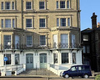 The Clyffe Hotel - Lowestoft - Building
