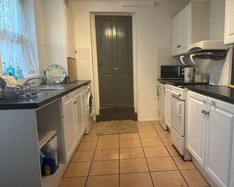 Luton Town Homestay - Near Airport & Train Station, High Speed Internet - Luton - Kitchen