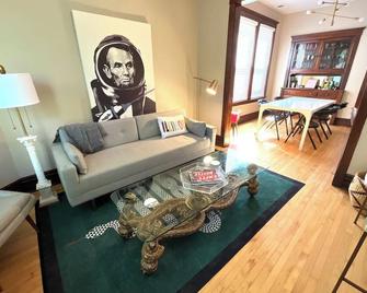 Irving Park/Avondale updated vintage top unit 2-flat - Chicago - Living room
