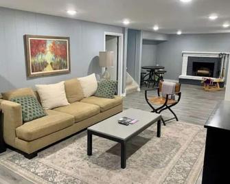 Southdale Stinger! Modern 5+BR near it all - Edina - Living room